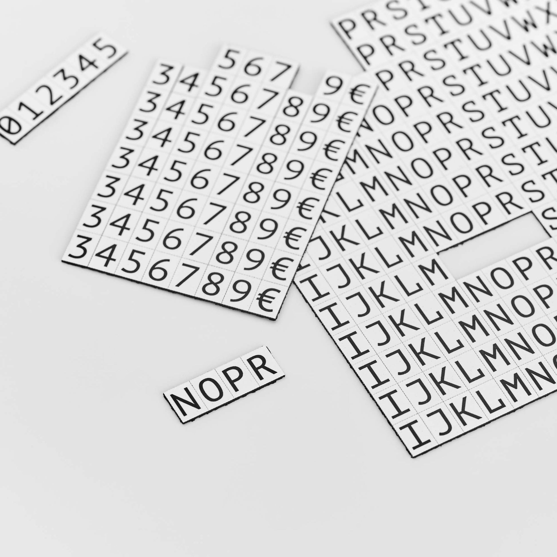 metal price tags with magnetic symbols in white, easy-to-change price tags from NOKU